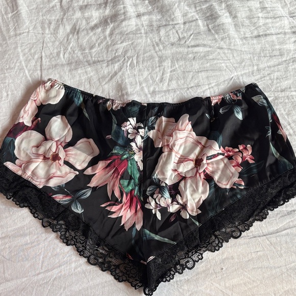 La Vie En Rose Black Floral Lace Sleep Shorts - Picture 3 of 3